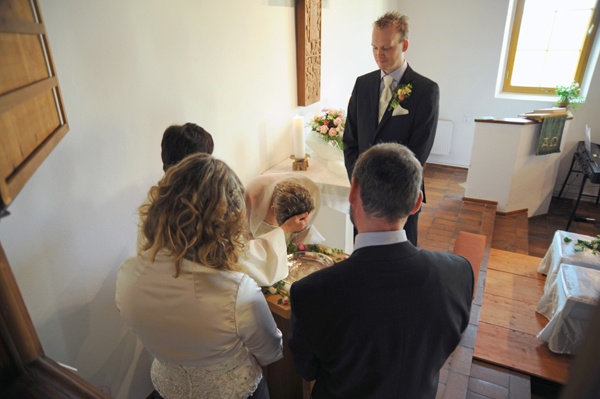 Die Braut empfängt die Heilige Taufe